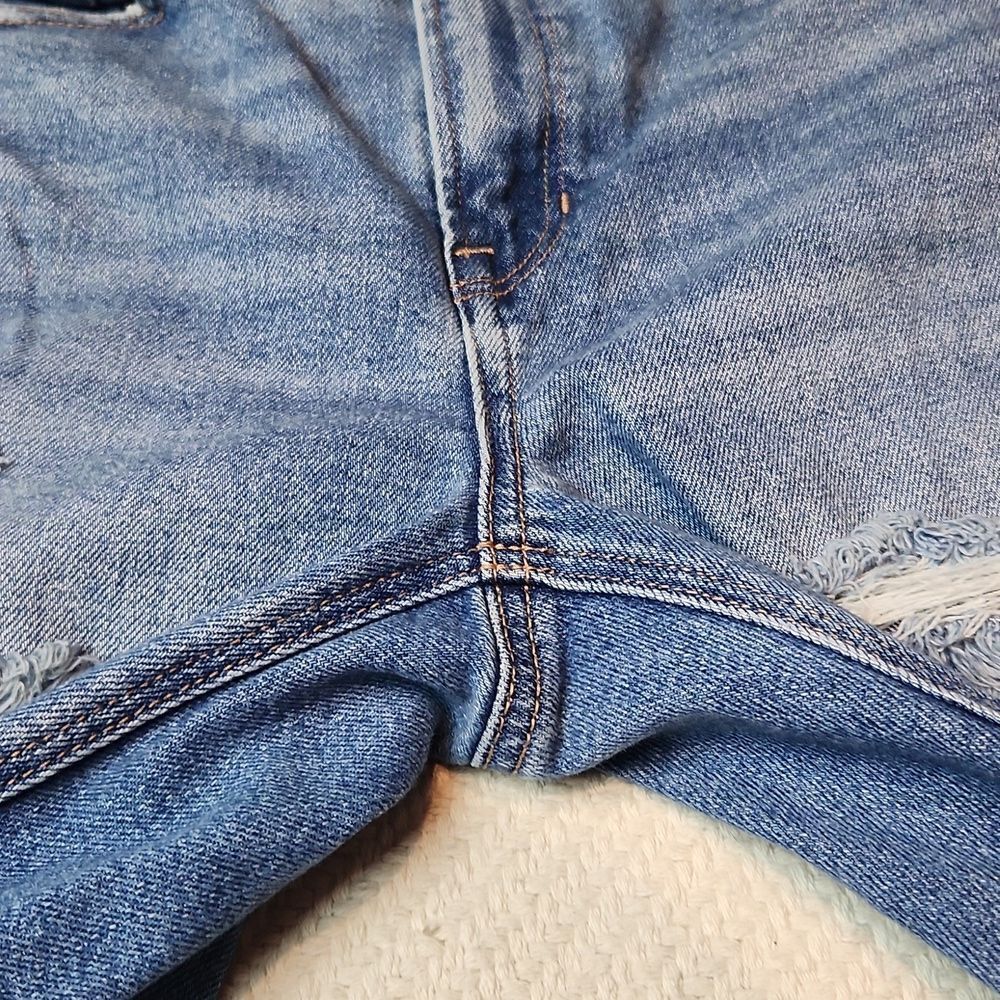 American Eagle‎ Distressed High Rise Mom Jean Size 4 - Picture 4 of 9